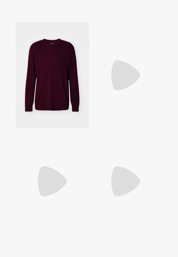 GAP CASHSOFT CREW - Pulover - noir red; Pantaloni negri cu un design drept, fabricați dintr-un material neted. Au plisse în față și un sistem de închidere cu un singur buton la talie.; Botine negre din piele cu vârf ascuțit, detalii minime de cusătură, toc bloc de înălțime medie și un finisaj neted, lustruit.; Ochelari de soare din plastic negru cu lentile verzi, rame pătrate, accent argintiu pe sprânceană și brațe texturate. Marca este menționată pe brațul interior.