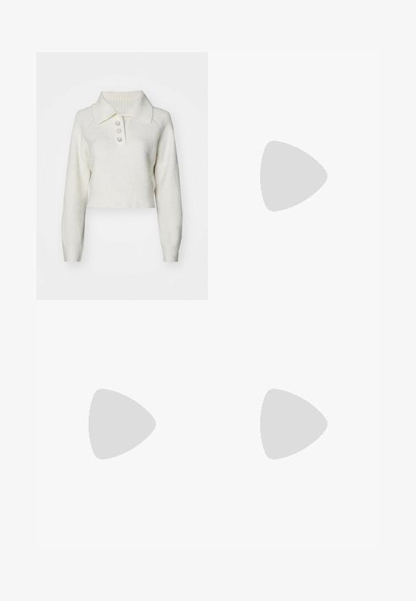 Even&Odd Strickpullover - off-white; Schwarze Hose mit geradem Schnitt, ausgestattet mit Fronttaschen und Seitenschlitzen am Saum. Hergestellt aus weichem, glattem Stoff. Geeignet für verschiedene Anlässe.; Schwarze Lederstiefel bis zum Knie mit spitzer Zehenform, silbernen Schnallenakzenten und einem klobigen Absatz. Verfügt über eine Zuglasche für einfaches Anziehen.; Braune Leder-Crossbody-Tasche mit geschwungener Form, goldfarbenen Beschlägen und einer Schnallenakzentuierung. Verfügt über einen abnehmbaren Schultergurt.