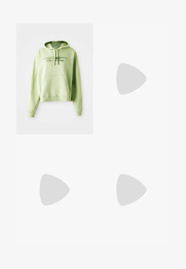Ljusgrön hoodie gjord av bomullsblandning. Har en känguruficka, dragkedja i huva och broderad logotext "Carhartt Work in Progress."; Vit bomull t-shirt med avslappnad passform, korta ärmar och en liten broderad logotyp på vänster bröstområde.; Blå högmidjade vida jeans med framknapp och fickor, blekt textur vid låren och rakt avslut.; Krämfärgade sneakers med blå mockaband, vita snören och gummisula. Kombinerade med grå sweatpants med vita sidostripes.