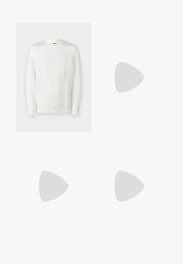 JOOP! Jeans ANTAIOS - Svetr - natural; Černé elegantní kalhoty s rovnýma nohavicema, vyrobené z hladkého materiálu. Obsahují poutka na opasek a detail sklady na přední straně.; Bílé kožené tenisky s hladkým povrchem, zaoblenou špičkou, plochými tkaničkami a texturovanou podrážkou. Šedý semišový detail na patě.; Průhledné plastové sluneční brýle s obdélníkovými hnědými skly, vybavené tenkými průhlednými obrubami a kovovými detaily na spáncích.