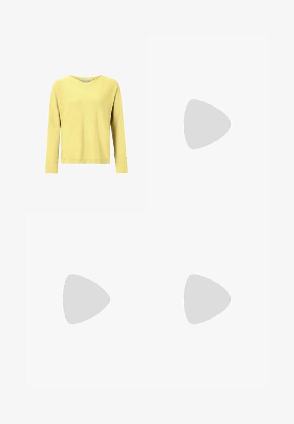Gelber Strickpullover mit V-Ausschnitt, langen Ärmeln und lockerer Passform. Weiche Textur, einfarbig und ohne sichtbare Muster oder Verzierungen.; Beige weite Jeans mit hoher Taille, Knopfverschluss, vorderen Taschen und fransigem Saum. Aus Denimstoff hergestellt.; Braune Lackleder-Loafer mit quadratischer Zehenpartie, metallischem Kettenakzent und niedrigem Blockabsatz; glatte Textur, minimalistisches Design.; Weiße Lederhandtasche mit strukturiertem Design, ausgestattet mit einem Magnetverschluss und einem Schulterriemen, präsentiert vor einem neutralen Hintergrund.