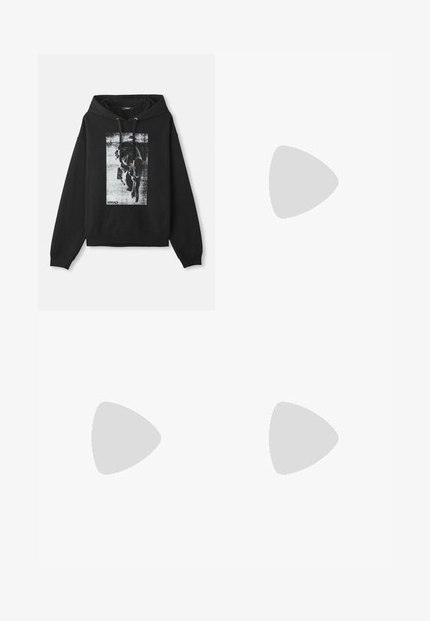 Hoodie nera in cotone, caratterizzata da una stampa grafica di un profilo in grigio e bianco, con accessori per stringere in tono oro.; Pantaloni cargo mimetici in cotone, dotati di numerose tasche, polsini elasticizzati e una vestibilità ampia con vita regolabile tramite cordino.; Mule nere con tacco alto e punta affusolata, caratterizzate da una texture a motivo serpente. Presentano un tacco triangolare basso e un design superiore curvo e liscio.; Occhiali da sole tartarugati con lenti rosa, caratterizzati da un audace design angolare e sottili dettagli in metallo argentato sulla montatura.