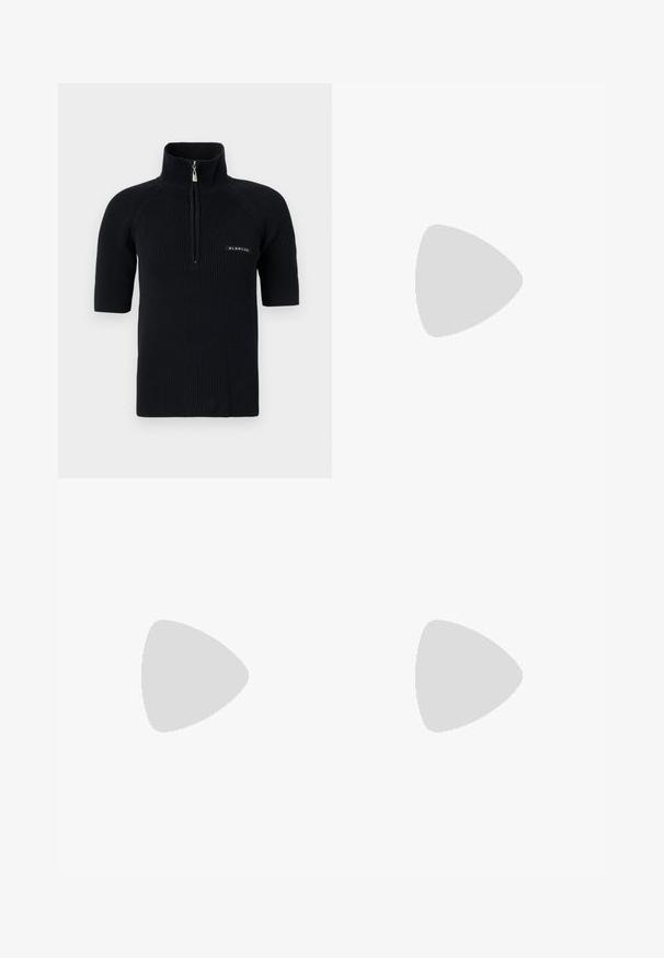 Mustmust, soonikkune musta särk, millel on kõrge kaelus ja osaline tõmblukk. Alumises vasakus servas on logo patch.; Mustad voodri laiad püksid elastse vöökoha ja vertikaalsete volangidega, millel on sile tekstuur.; Mustad musta kontsaga sandaal, millel on punutud rihma disain, ruudukujuline varvas ja reguleeritav pahkluu rihm. Heleda beeži värvi jalapadi ja läikiv must konts.; Mustmust mustkott mustrihmaga ülaosa disainiga, millel on kaks lühikest käepidet ja pikk reguleeritav rihm. Sile tekstuur, ümar kuju.