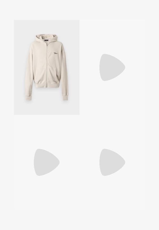Sweatshirt bege com fecho em tecido canelado, apresentando um bolso frontal, textura suave e um pequeno logotipo preto no lado esquerdo do peito.; Calças de moletom pretas feitas de um tecido macio, com uma cintura elástica e cordões, punhos nas pernas e um pequeno detalhe do logo de lado.; Sapatilha Nike Air Max 90 branca com parte superior em malha e couro, caixa de dedos perfurada e uma unidade de ar visível no calcanhar.; Óculos de sol pretos com acabamento mate, lentes retangulares, leve curvatura nas hastes, detalhe sutil do logo e lentes de cor fumada.
