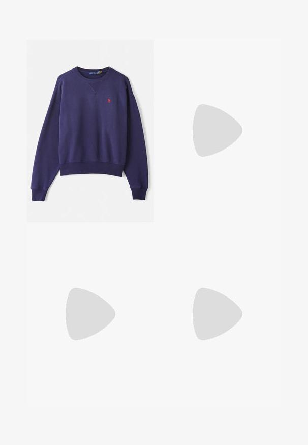 Σκούρο μπλε φούτερ από μείγμα βαμβακιού, με ριγωτές μανσέτες και στρίφωμα, σχέδιο σε σχήμα V και μικρό κόκκινο λογότυπο στο στή�θος.; Λευκό πουκάμισο με μακριά μανίκια, από βαμβακερό υλικό, με στρογγυλή λαιμόκοψη, διαθέτει μικρό σκούρο μπλε λογότυπο στο αριστερό στήθος. Απλός σχεδιασμός, κανονική εφαρμογή.; Λευκό παντελόνι σε φαρδύ σχέδιο με ψηλή μέση, που διαθέτει κλείσιμο με κουμπί και διακριτές ραφές. Κατασκευασμένο από βαμβάκι με λεία υφή.; Λευκά δερμάτινα sneakers με λεία επιφάνεια, ναυτικά στοιχεία και μικρό λογότυπο στο πλάι. Διαθέτουν επίπεδα κορδόνια και υφασμένη σόλα από καουτσούκ.