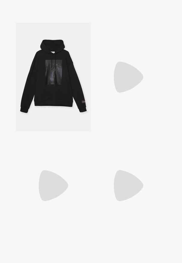 Iceberg FELPA - Sweatshirt - nero; Jean en denim noir avec une coupe droite. Présente des zones décolorées, un léger effet usé, un design classique à cinq poches et une fermeture à bouton.; Baskets en cuir blanc avec une finition lisse, bout arrondi, lacets plats et semelle texturée. Présente un logo discret sur le talon.; Lunettes de soleil noires rondes avec verres sombres et branches en métal fines. Comprend des embouts transparents et des accents argentés au niveau de la charnière. Design minimaliste.