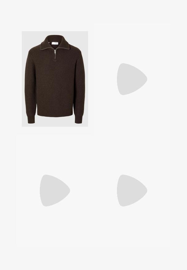 Selected Homme HALF-ZIP  - Strickpullover - chocolate torte; Weißes Baumwoll-T-Shirt mit kurzen Ärmeln, Rundhalsausschnitt und geradem Saum. Glatte Textur, minimalistisches Design ohne Muster oder Akzente.; Beige Hosen mit geradem Schnitt, ausgestattet mit einem einzelnen schwarzen Knopf, Gürtelschlaufen und Seitentaschen. Glatte Stofftextur und minimalistisches Design.; Schwarze Lederloafers mit genähter Zehenpartie, zwei horizontalen Riemen über dem Blatt und einem Holzabsatz. Glatte Textur und abgerundete Form.