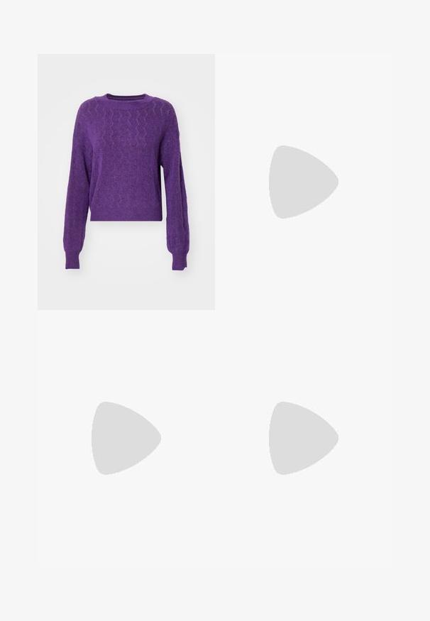 Vero Moda VMYEN ONECK - Maglione - plum; Pantaloni della tuta grigio chiaro con una vestibilità rilassata, vita elasticizzata, cordoncino e tasche laterali; realizzati in un morbido tessuto testurizzato.; Stivali alla caviglia neri chunky con suole testurizzate, indossati con pantaloni argentati metallici caratterizzati da un risvolto in denim chiaro. Design minimalista, materiali eleganti.; Occhiali da sole con una montatura in plastica argentata elegante, lenti scure e forma curva. Presentano accenti audaci e un design leggero.; Orecchini a cerchio in argento con una finitura liscia e lucida. Forma rotonda e chiusura a scatto sicura. Design leggero adatto per l'uso quotidiano.