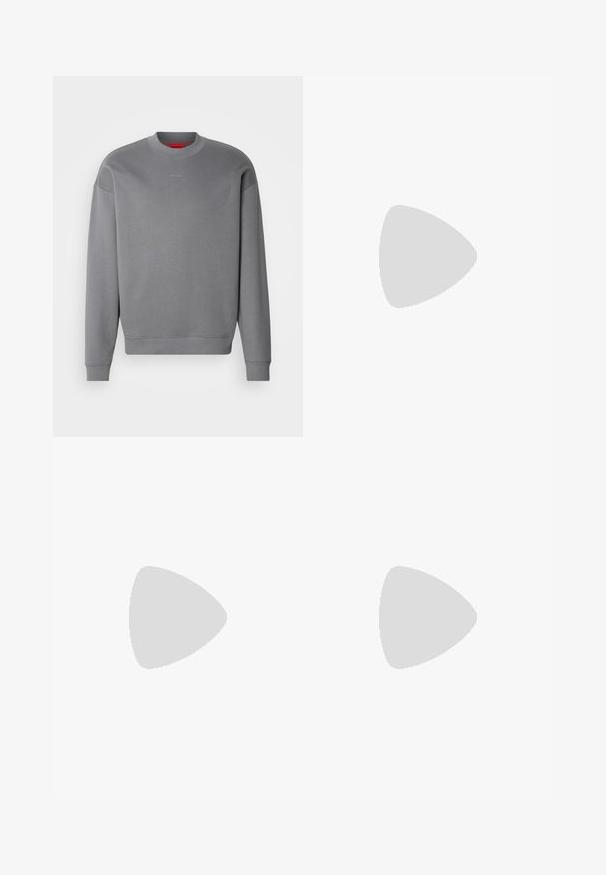 HUGO DAPOCREW - Sweatshirt - open grey; Weißes Baumwoll-T-Shirt mit Rundhalsausschnitt, kurzen Ärmeln und einem dezenten geprägten Logo auf der Brust. Das Innenschild hat einen orangefarbenen Akzent.; Blaue Denim-Jeans mit hoher Taille, geradem Bein und dezenter Ausbleichung. Verfügt über einen klassischen Fünf-Taschen-Stil und einen Reißverschluss.; Schwarzer Leder-Schnürschuh mit abgerundetem Zeh, glatter Textur, minimaler Naht und niedrigem Gummiabsatz. Logo auf der Ferse.