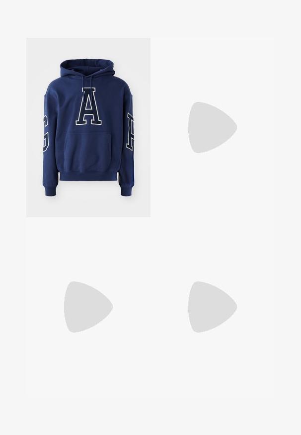 Marineblaues Hoodie mit Kängurutasche, versehen mit weiß gestickten Buchstaben "G" und "A" auf der Vorderseite und dem Ärmel, aus einem weichen Stoff gefertigt.; Weißes kurzärmliges T-Shirt aus weicher Baumwolle. Verfügt über einen runden Halsausschnitt und einen geraden Saum mit minimalen Details.; Weite blaue Denim-Jeans mit einer ausgewaschenen Optik, Fünf-Taschen-Design und einer Knopfverschluss. Ausgestattet mit Gürtelschlaufen und gestickten Details.; Schwarze Leder Slipper mit glatter Oberfläche, runder Spitze und dekorativer Naht auf dem Vorderblatt. Niedriger Blockabsatz und leichter Glanz.