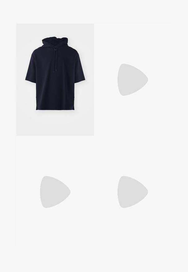 Sweatshirt com capuz de manga curta em azul-marinho, feito de um tecido suave, com fecho de cordão na parte da frente e um corte descontraído. Sem padrões ou detalhes.; T-shirt preto de manga curta com decote redondo e um bolso com aba no lado esquerdo do peito, apresentando um pequeno patch retangular de logotipo.; Calças brancas de corte slim com cintura elástica, apresentando dois bolsos laterais e uma textura suave e ligeiramente brilhante.; Sapatilha branca de cano baixo com fecho de atacadores, sola lisa e pequeno logótipo metálico na lateral, mostrada em fundo simples.