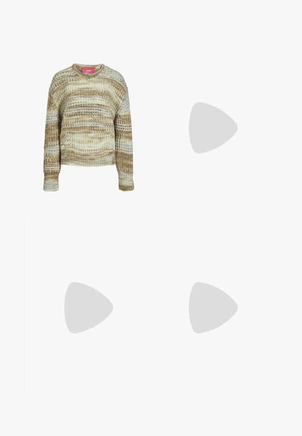 Maglione lavorato a maglia marrone e beige con una texture a coste, scollatura tonda e maniche lunghe. Presenta strisce ondulate nelle tonalità chiare e scure.; T-shirt bianco in cotone con maniche corte, colletto girocollo e vestibilità comoda. Texture liscia senza motivi o decorazioni visibili.; Jeans a gamba larga di colore blu chiaro, realizzati in denim, con due tasche anteriori, chiusura con bottone e una finitura sbiadita con cuciture visibili.; Stivale alla caviglia in suede marrone con colletto imbottito nero, occhielli dorati, chiusura con lacci e suola in gomma con un motivo testurizzato.; Borsa in tessuto nero con due tasche frontali decorate con fiocchi, doppi manici e chiusura zip. Texture morbida e forma rettangolare.; Collana a catena placcata in oro con due fili attorcigliati e un pendente a goccia. Lunghezza regolabile con chiusura a moschettone e catena di estensione.