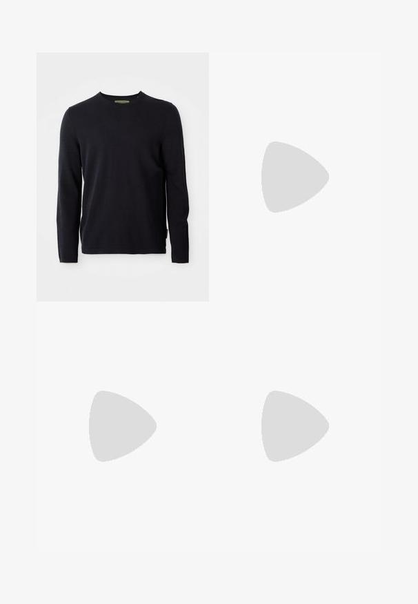 Maglione nero a maniche lunghe con collo a giro, design semplice, esposto su sfondo bianco, con un'etichetta del marchio discreta all'interno del colletto.; Maglietta da calcio a maniche lunghe bianca con texture a costine, colletto e polsini neri, con logo Adidas nero e emblema grafico circolare.; Pantaloni neri a gamba dritta con passanti per cintura, chiusura a bottone e un design elegante e minimale su uno sfondo neutro.; Sneaker Adidas Samba bianca con strisce nere, lacci neri, tallone in suede beige e suola in gomma color moka, mostrata in profilo laterale sinistro.