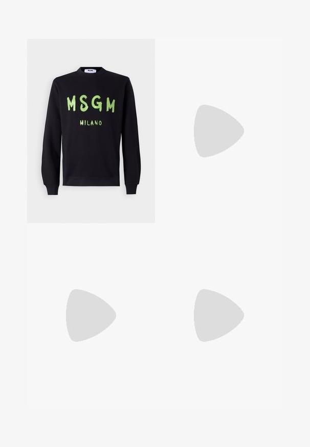 Zwarte sweatshirt van katoen met grote groene tekst "MSGM" en "MILANO." Lange mouwen met geribde boorden en een ronde halsontwerp.; Zwarte uitlopende broek van een katoenmix, voorzien van een knoopsluiting, riemlussen en een gladde textuur zonder zichtbare patronen.; Witte sneaker met suède accenten, ronde neus, platte veters en een crème rubberen zool. Bevat groene branding op de hiel.; Zwarte canvas schoudertas met twee handvaten, voorzien van een vlakke bovenkant, een gestructureerd oppervlak en een klein verdiept logo aan de voorkant.