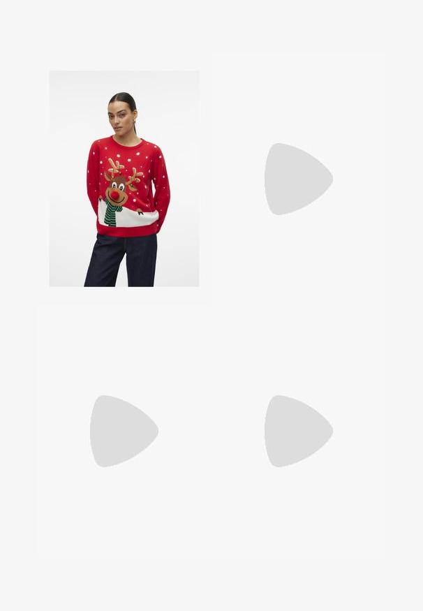 Rød julesweater med hvite prikker, med et reinsdyrdesign med rød nese og grønnstripet skjerf, laget av strikkemateriale.; Blomstrete leopardmønstrede shorts med lagdelte volanger, med en rød blonde midje og en liten sløyfe foran.; Røde lærflatsko med spiss tå, med en sidespenne med metallspenne og en lav svart hæl. Glatt tekstur gjennom hele skoen.; Kattøye solbriller med en svart og oransje skjellramme, brune linser og elegante, spisse tupper. Har en minimalistisk logo på stangen.; Grå kroppet skjorte, mørke bukser og metalliske sølvflats. Holder en mørk brun teksturert veske med et sølvspenne. Enkel design og myke materialer.; Sølv hoops øredobber med en tvistet design, som har en polert finish og bakstøtte. Mål omtrent 3 cm i diameter.