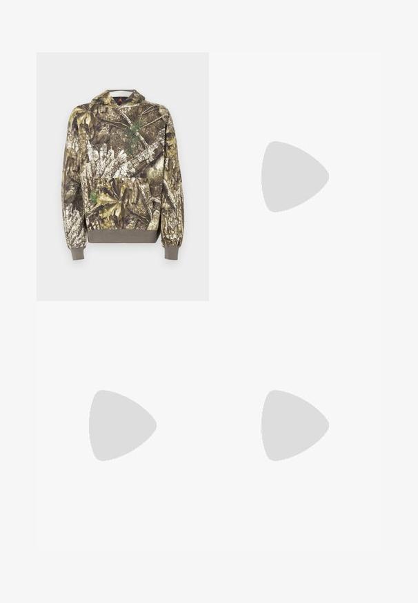 Kamera mintás kapucnis pulóver texturált anyagból, földszínekben: barna és zöld árnyalatokkal, levelek és kérgesség mintázattal, és elülső zsebbel.; Három fehér csíkos pamut trikó. Felső része kerek nyakkivágású, és a szegély közelében kis fekete címkék találhatók. Több méretben elérhető.; Szürke Nike melegítőnadrág húzózsinórral a deréknál, keskeny lábakkal, oldalsó zsebekkel és jellegzetes varrás részletekkel. Puha, texturált anyag.; Szürke sportcipő, hálós és velúr felsőrésszel, fehér részletekkel, párnázott talppal és jellegzetes dizájnnal, amely visszaverő elemeket tartalmaz.