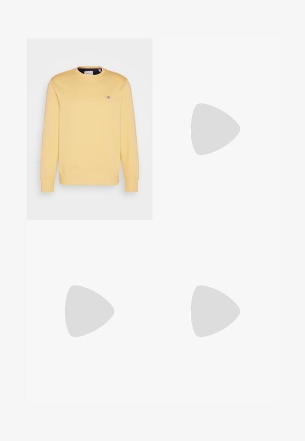 GANT SHIELD C NECK - Sweatshirt - dusty yellow; Weißes Baumwoll-T-Shirt mit Rundhalsausschnitt, kurzen Ärmeln und einem bedruckten Logo. Verfügt über ein minimalistisches Design und eine lockere Passform.; Beige Baumwollhose mit geradem Bein, ausgestattet mit einem Knopfverschluss und Falten an der Vorderseite für zusätzliche Details.; Weiße Sneakers mit beigen Wildleder-Akzenten und hellen Gummisohlen; verfügen über ein Low-Top-Design und eine strukturierte Oberflächenverarbeitung.