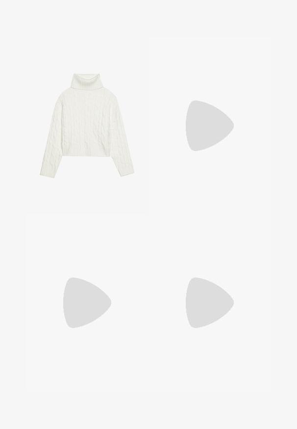 Maglione bianco a collo alto con lavorazione a trecce, caratterizzato da una silhouette cropped e bordi a coste. Texture morbida con un design accogliente e voluminoso.; Jeans a gamba larga di colore azzurro chiaro realizzati in denim. Caratterizzati da vita alta, cinque tasche e un taglio dritto con minima scoloritura.; Stivale in pelle nera alla caviglia con punta affilata, una silhouette slanciata e un tacco quadrato massiccio. Texture liscia con dettagli di cucitura minimi.; Borsa in tela bianca con dettagli in testo nero: "KARL LAGERFELD," "PARIGI," e "21 RUE ST-GUILAUME." Include manici corti e una tracolla removibile.