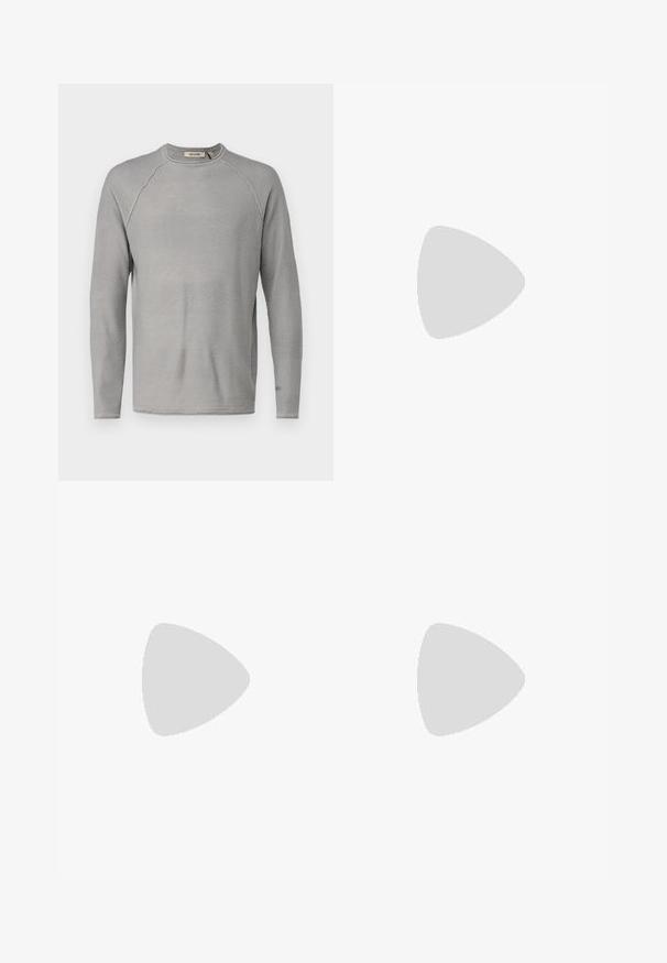 Pull en gris à manches longues avec un motif texturé et des rayures horizontales, col rond et manches en raglan. Tissu tricoté.; Jeans en denim bleu avec une coupe droite, présentant un délavage, des passants de ceinture, des poches avant et une seule poche arrière.; Des baskets en cuir blanc avec une finition lisse, un bout rond, des lacets plats et une semelle texturée. Accents en daim gris au niveau du talon.; Lunettes de soleil noires rectangulaires avec des verres sombres. Monture brillante, branches droites avec une légère courbure. Design minimaliste, sans embellissements.