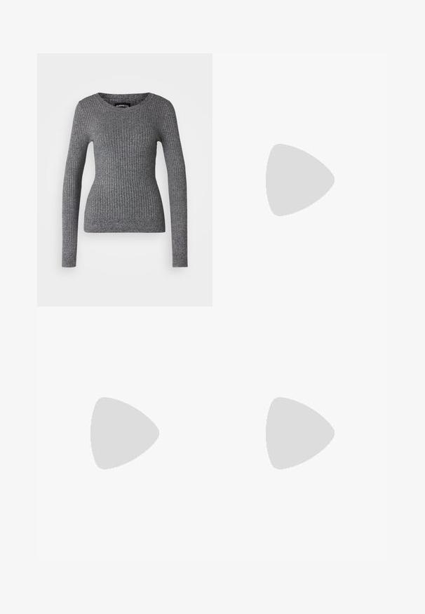 Grå stripet genser med lange ermer og rund hals. Laget av teksturert strikket stoff, med en tettsittende silhuett.; Svarte flagrende jeans laget av denim. Har knappelukking, fem lommer og en glatt tekstur. Den flagrende buksebenet begynner under kneet.; Sorte ankelstøvler med en glatt syntetisk overdel, elastiske sidepaneler, en løfletapp og en kraftig gummisåle.; Svart lær tote bag med glatt tekstur, rektangulær form og to lange håndtak. Ingen synlige deler eller dekorasjoner.