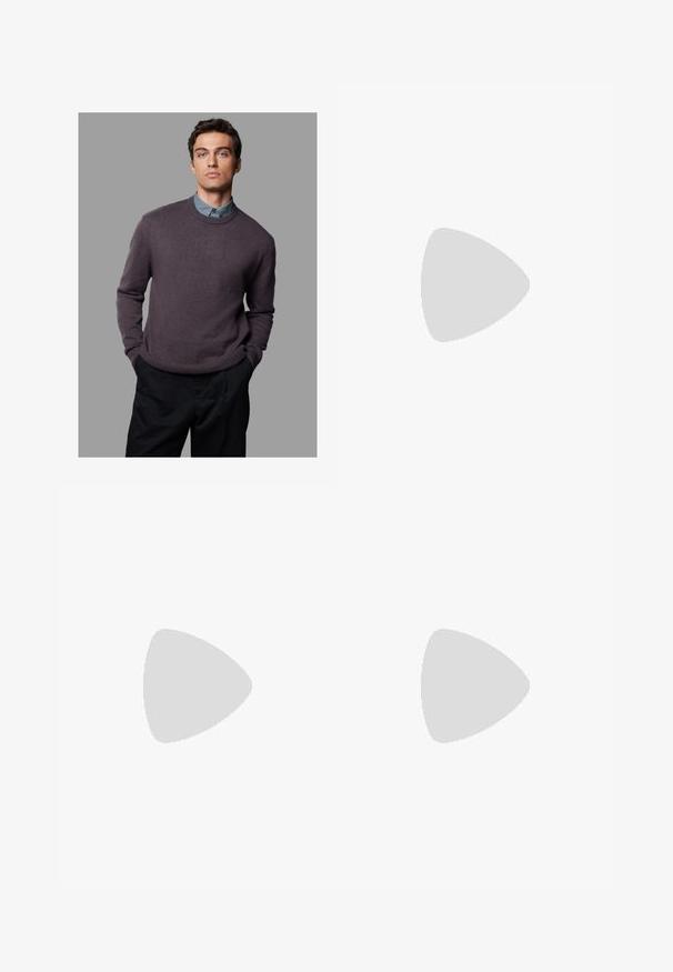 Pullover-Sweater in tiefem Lila, gestrickte Textur, runder Ausschnitt, gerippte Bündchen und Saum, über einem hellblauen Hemd mit Kragen getragen, kombiniert mit dunklen Hosen.; Weit geschnittene Hosen aus dunkelgrauem Stoff. Merkmale sind Falten an der Taille, ein maßgeschneiderter Schnitt und eine gerade Silhouette.; Beige und braune Sneakers mit strukturierten Netzpaneelen, Wildlederakzenten und einer Gummisohle. Verfügt über ein Schnürdesign und Marken-Detailing.; Casio Digitaluhr mit blauem Zifferblatt, silbernem Gehäuse und geschichtetem schwarzen Gummiband. Zeigt Uhrzeit und Alarm Einstellungen an. Wasserdicht.