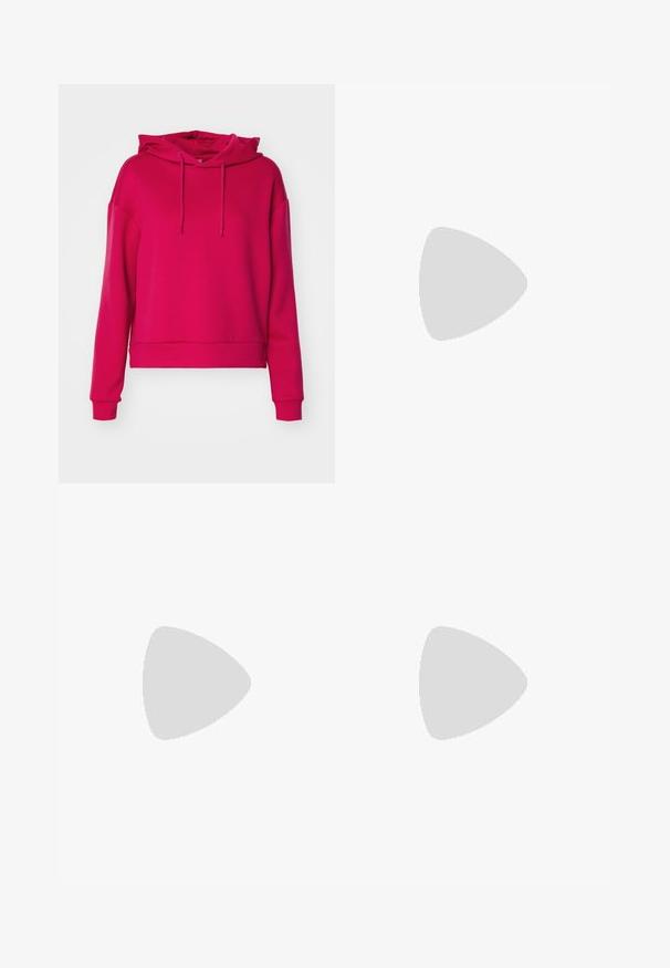 ONLY Play ONPLOUNGE LIFE HOOD - Mikina s kapucňou - granita; Čierne tepláky vyrobené z mäkkého materiálu s elastickým pásom a manžetami; na oblasti bedra sa nachádza diskrétny logo.; Čierne platformové tenisky s textúrovaným syntetickým vrchom, biele horizontálne pruhy na medzipodrážke a čierne šnúrky. Obsahujú jemné logo akcenty.; Čierna kožená kabelka s textúrou jemných bradavíc, zakriveným tvarom, horným zipsom, striebornými kovaniami a hnedou visačkou. Má akcent v podobe loga.