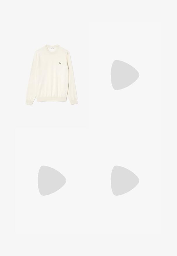 Suéter de cuello redondo color crema, con puños y dobladillo acanalados, que presenta un pequeño logo de cocodrilo bordado en verde en el pecho. Textura suave.; Camiseta de algodón blanca con cuello redondo, mangas cortas y un pequeño logotipo bordado en verde en el pecho. Diseño clásico de corte recto.; Jeans de denim azul con un diseño de pierna recta, que presentan un acabado desgastado, cinco bolsillos y un cierre de botón y cremallera en la cintura.; Zapatillas de cuero negro con ojales y cordones dorados, superficie texturizada, punta redonda y suela negra gruesa. Diseño simple y moderno con tirador trasero.