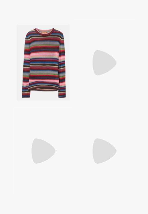 Brunet langærmet sweater med striber og ribbet tekstur; farverne inkluderer rød, blå, grøn, pink og brun med en rund halsudskæring.; Bredde bukser i mørkegrøn denim med stikninger, fem lommer og knaplukning i taljen. Glat tekstur og afslappet design.; Sorte ruskindspointe mules med slanke sorte stropper og en kort stiletto hæl, med en glat læderindersål og uden synlige mønstre.; HUGO KREIT ECLIPSE EARRINGS - Øreringe - gold-coloured