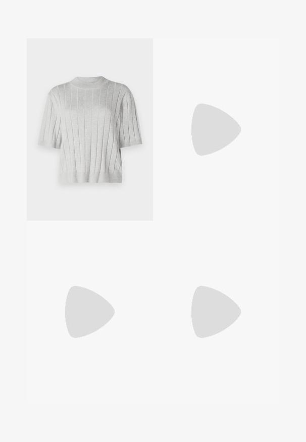 Szürke, rövid ujjú pulóver vertikális bordázott textúrával és kerek nyakkivágással. Az anyag puha, cropped fazonú, bordázott alsó résszel.; Bőszárú farmernadrág, világos és sötétkék árnyalatokkal, magas derekú, övgyűrűkkel és a nadrággal megegyező anyagú övvel. Textúrált farmer kivitel.; Sötétkék sportcipő, texturált szövet felsőrész, fehér platform talp, lekerekített orr és fekete sarok akcentussal. Hat fűzőlyuk található rajta.; Fekete bőrtáska sima felszínnel, téglalap alakú, két hosszú füllel. Nincs látható fémkiegészítő vagy díszítés.