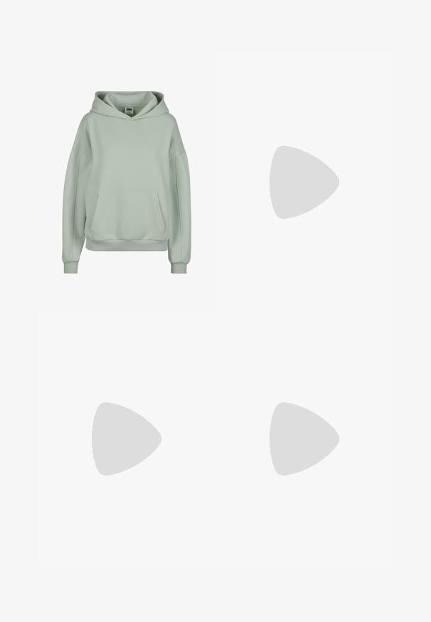 Svijetlozeleni dukserica s kenguruh džepom, rebrastim manžetama i rubom te velikim podešivim kapuljačom. Izrađena od mekanog, udobnog materijala.; Svijetloplave široke traperice napravljene od denima, s visokim strukom, kopčanjem na dugme, prednjim džepovima i sirovim rubom.; Crne kožne tenisice s bijelim dizajnom od tri pruge, zaobljenim prstom, ravnim bijelim gumiranim potplatom i oznakom branda sa strane.; Crna patentna kožna torba s zakrivljenim oblikom, jednim remenom za rame, prednjim džepovima i akcentima od srebrnog tona.