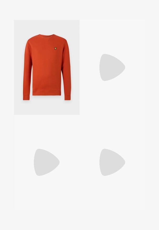 Orange sweatshirt med ribbad rund halsringning och långa ärmar. Har en liten gul emblem på bröstet. Slät textur, avslappnad design.; Vit bomulls-T-shirt med en liten svart och gul broderad logotyp på vänster bröst. Korta ärmar och rundad halsringning.; Svarta joggerbyxor i bomull med elastisk midja, dragsko och ribbade cuffs. Har en liten gul logotyp på vänster lår.; Vita lädersneakers med en slät yta, med en klassisk snörningsdesign, perforeringar för andningsförmåga och en texturerad gummisula.