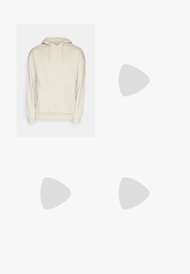 Beige hættetrøje lavet af blødt stof, med en kængurulomme og ribbede manchetter. Designet har en afslappet pasform og minimalistiske detaljer.; Sort bomulds t-shirt med korte ærmer, rund hals, med et lille rektangulært logo med "NIKE AIR" i hvidt på venstre bryst.; Marineblå shorts med elastisk talje, der har en struktureret snøre og glat stof.; Nike Dunk sneakers har et sort læderdesign med røde accenter og en hvid swoosh. Sålen er rød, med en struktureret hvid tåhætte.