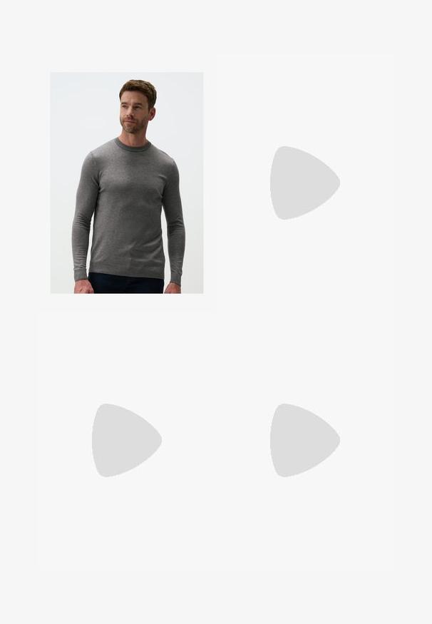 Grijze gebreide trui met lange mouwen, ronde halslijn en geribde manchetten. De stof heeft een soepele textuur, een aansluitend ontwerp en een subtiel patroon.; Zwarte wijde broek gemaakt van gladde stof, met een platte tailleband, voorplooien en een enkele knoopsluiting.; Zwarte leren instappers met een gladde afwerking, voorzien van een ronde neus en een smalle band over de bovenkant. Lage gestapelde hak.; Zwarte zonnebril met een rechthoekige vorm, donkere lenzen, zilveren accenten bij de slapen en een matte afwerking op het montuur.