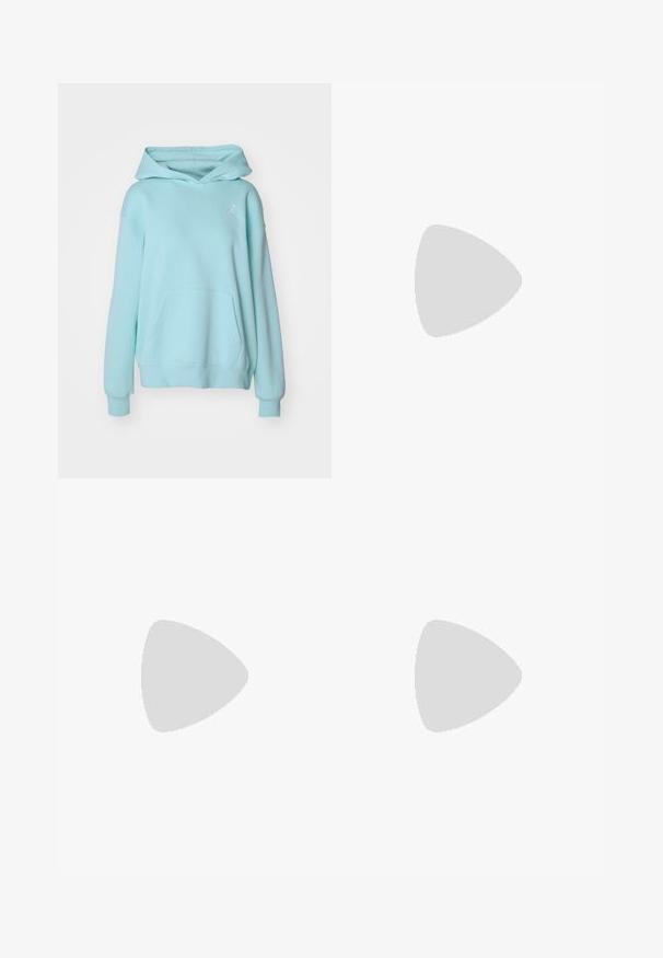 Jordan JORDAN BROOKLYN FLEECE - Felpa con cappuccio - light dew/(white); Maglietta bianca in cotone con collo rotondo, maniche corte e vestibilità comoda. Presenta un sottile logo sulla parte sinistra del petto. Tessuto liscio.; Jeans azzurri a gamba larga in denim, con vita media, cinque tasche e chiusura con bottone accompagnata da un sottile accento metallico.; Sneakers in suede rosa con strisce verdi, dettagli bianchi e suola in gomma marrone. Presentano un tessuto testurizzato e un logo sulla parte laterale.; Orecchini a cerchio in argento con cristalli trasparenti rettangolari e triangolari disposti in un motivo circolare e un perno centrale per la chiusura.