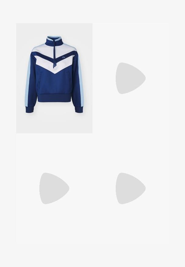 Felpa blu navy con colletto alto, dettagli in pannello bianco e accenti azzurri. Presenta un collo con zip e tasche frontali.; T-shirt bianco in cotone con scollo rotondo e maniche corte. Caratterizzato da un logo ricamato verde sul petto. Tessuto morbido, vestibilità comoda.; Pantaloni della tuta bianchi realizzati in morbido tessuto lavorato a maglia. La vita e i polsini elasticizzati offrono una vestibilità rilassata. Design minimalista, senza motivi o accenti visibili.; Sneaker bianco con tomaia in materiale sintetico, punta rotonda e accenti perforati. Presenta un logo ricamato verde, lacci piatti e suola testurizzata.