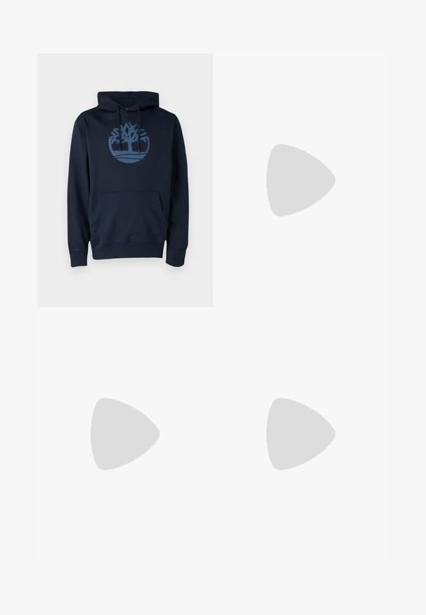 Felpa blu navy in tessuto misto cotone, con tasca frontale e logo circolare di un albero in un blu più chiaro sul petto.; Jeans in denim blu scuro con taglio dritto, design a cinque tasche, chiusura con bottone in metallo e cuciture in contrasto, caratterizzati da una leggera trama.; Sneaker grigia e bianca con tomaia in suede e pelle, punta arrotondata, lacci piatti e soletta in gomma con un accento color caramello.; Occhiali da sole rettangolari marroni con lenti colorate, montatura in plastica e dettagli in metallo sui lati. Presentano un design elegante e una superficie liscia.