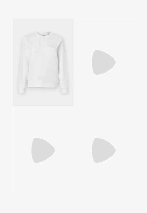 Witte crewneck sweatshirt van zacht katoen. Heeft ribgebreide boorden en onderrand. Een subtiel geborduurd logo is gepositioneerd op de linkerkant van de borst.; Plisséminirok in het wit met een zwarte elastische tailleband met het "LACOSTE"-logo. Middellange ontwerp met een zachte textuur.; Witte leren sneakers met een dikke witte zool, zwarte suède hielaccent en een geperst logo op de zijkant. Vetersluiting met zes oogjes.; Zwarte oversized zonnebril met een geometrische vorm, voorzien van donkere glazen en een contrasterend grijs detail op het montuur. Logo op de arm.