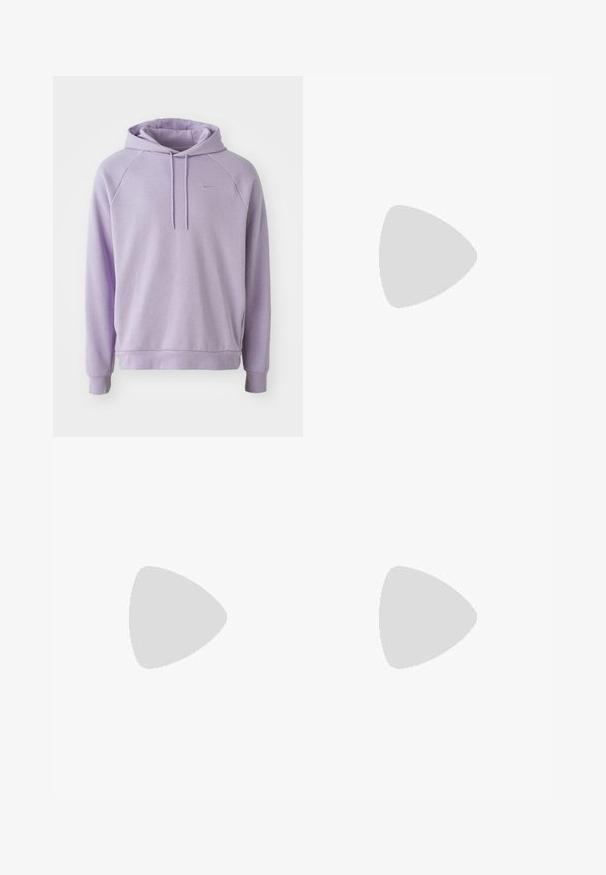 Lilla hettegenser med snor, raglanermer og ribbestrikkede mansjetter. Har en liten, diskret logo på brystet.; Hvit bomull t-skjorte med et sentralt svart og grått logografikk. Klassisk rund hals og korte ermer med en avslappet passform.; Sorte, joggebukser med elastisk liv, løs passform, mansjetter på ankler, glatt tekstur og uten synlige mønstre eller hardware-detaljer.; Beige og krem joggesko med teksturert mesh-overdel, støttende overlegg og gummisåle med et mønster for godt grep.