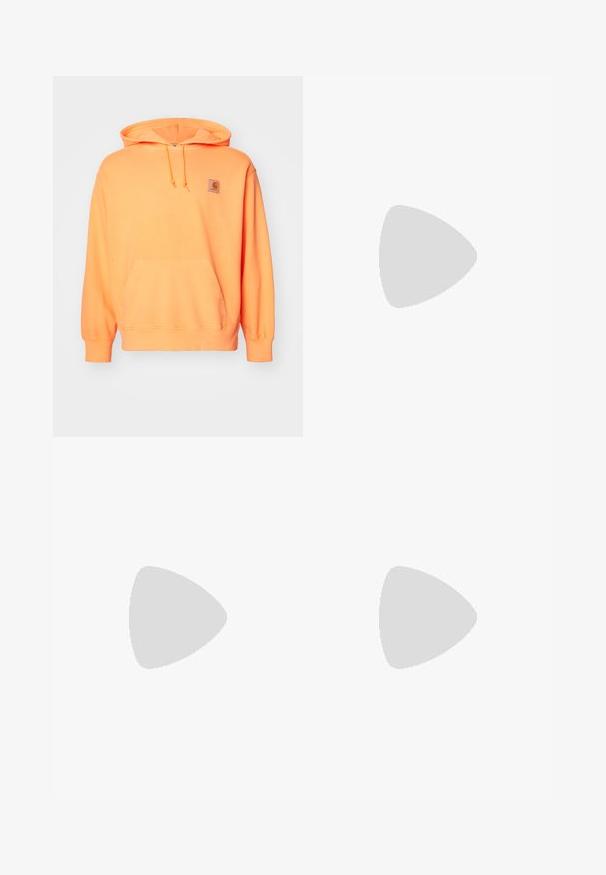Sudadera con capucha de algodón naranja, con un bolsillo frontal, capucha ajustable con cordón y un pequeño parche de marca en el lado izquierdo del pecho. Textura suave.; Jean de mezclilla azul claro con diseño de pierna recta, con una cintura de altura media, cinco bolsillos y un cierre de botón y cremallera.; Mocasín de cuero negro con un acento de borlas, que presenta una suela gruesa negra y costuras amarillas a lo largo del borde. Acabado texturizado.; Collar de metal plateado de tres capas que presenta cadenas flexibles y elegantes con un ligero brillo, asegurado con un cierre de langosta y cadena ajustable.