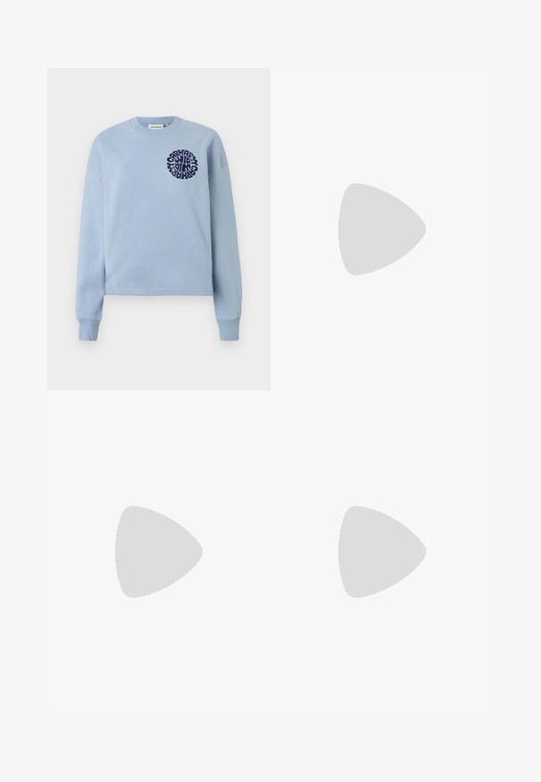 Sudadera de algodón azul claro con mangas largas y cuello redondo. Presenta un diseño gráfico circular en azul marino en el lado izquierdo del pecho. Textura suave.; Falda de mezclilla en azul claro, con dos bolsillos delanteros y dos bolsillos de carga en los lados, con un corte recto hasta la rodilla y cierre frontal de botones.; Zapatilla de piel blanca con acentos de ante beige, caja de puntera perforada, cordones planos y suela texturizada en color crema. Cuenta con un branding sutil en el talón.; Gafas de sol con un elegante marco de plástico gris, diseño curvado y lentes ahumados grises. Presentan un acento de logo en una de las patillas.
