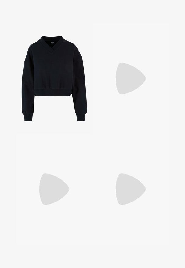 Felpa nera cropped con scollatura a V e spalle cadenti. Realizzata in materiale morbido con polsini e orlo a costine. Design semplice e minimal.; Pantaloni neri leggeri con vita elastica e caviglie arricciate. Il tessuto è liscio e presenta un design rilassato e affusolato.; Décolleté in vernice nera con punta affusolata e tacco in geometria cubica. Presentano un design elegante e minimalista, con una texture liscia.; Borsa tote in pelle nera con texture liscia, forma rettangolare e due manici lunghi. Nessun hardware o decorazione visibile.