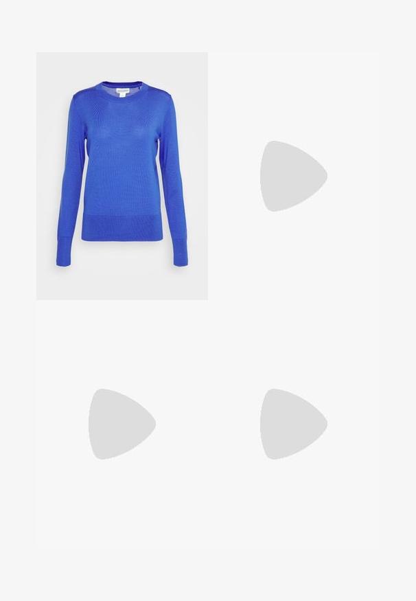 Lindex SWEATER TAYLOR - Camisola - dark blue; Camisola de manga longa branca em tecido suave e leve; possui um decote redondo e um ajuste ligeiramente relaxado; etiqueta visível na lateral.; Jeans de cintura alta e pernas largas em denim azul escuro com uma textura suave, costuras em contraste e design de cinco bolsos. Fecho frontal com botão.; Sapatilha de couro branca com atacadores flutuando acima de um banco de madeira, com erva alta verde desfocada ao fundo ao ar livre.