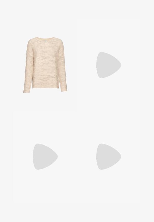 Gebreide trui in lichtbeige, met een relaxte pasvorm, lange mouwen, een ronde hals en een textuurpatroon over de hele trui.; Zwarte fitted broek in een soepele stof, met een klassieke tailleband, een rits aan de voorkant en zijzakken met een slank, op maat gemaakt ontwerp.; Anna Field Laarzen - beige; Zwarte oversized zonnebril met donkere lenzen en gouden hardware, gecombineerd met een grote, glanzende gouden druppeloorbel. Donker gestructureerde sjaal.; COACH TABBY SHOULDER BAG 26 - Handtas - dark stone