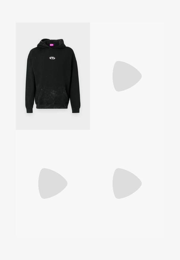 Svart hettegenser laget av en bomullsblanding, med en frontlomme i kengurustil, en sølvfarget logoakcent og en teksturert overflate med subtile misfarginger.; Grå denim T-skjorte med korte ermer, med et strukturert lapptrekksdesign over brystet og subtile, slitte detaljer på stoffet.; Blå denim jeans med rette ben, falmet vask, knapp- og glidelåslukking foran, og fem-lommer design.; Svarte joggesko med en teksturert overdel som har grå striper. Tykk såle for demping, rund tå og flate snører for en sikker passform.