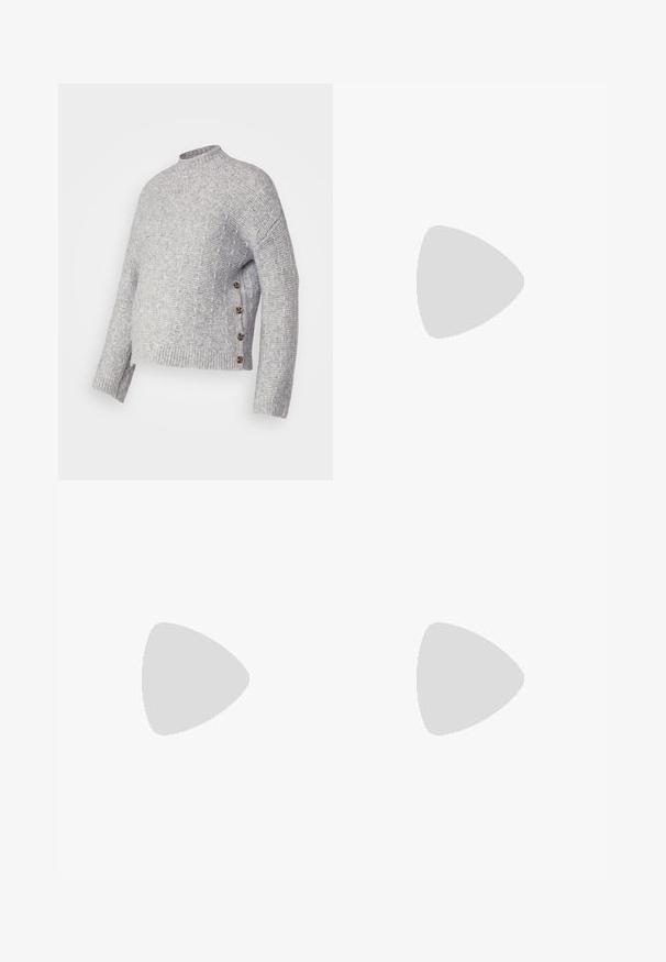 Pulover gri tricotat, cu guler înalt, tiv cu nervuri, model texturat și nasturi maro pe lateral. Material moale, croială lejeră.; Pantaloni negri, cu talie înaltă și croi drept, având o textură netedă și fără închideri vizibile, evidențiați de detalii la cusăturile laterale.; Cizme negre până la gleznă, realizate dintr-un material lucios, cu vârf pătrat și toc conic, plasate pe un fundal strălucitor de argint, cu un model tuftat.; Cercei creole din argint cu suprafață netedă și lucioasă, având o formă curbată și închidere cu tija. Design minimalist cu un finisaj modern.