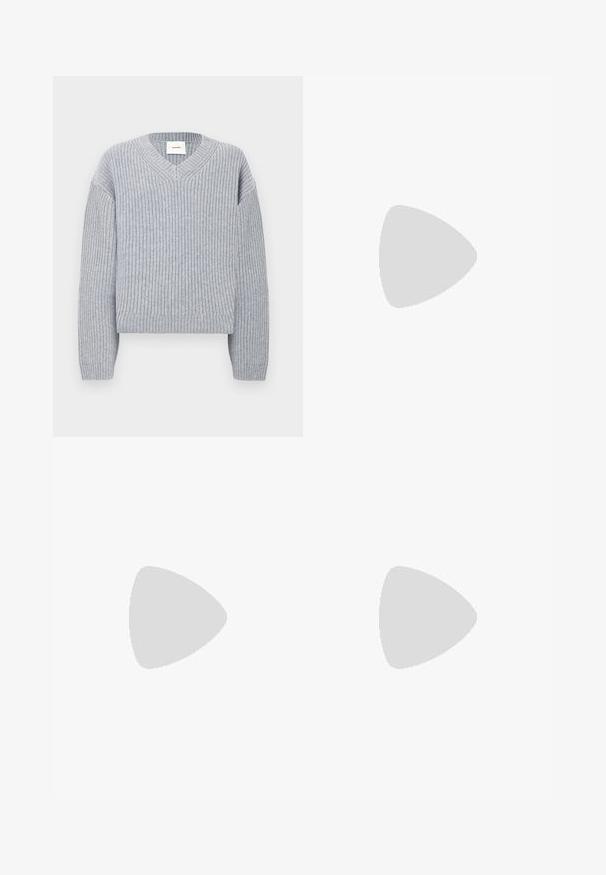 Hall toonriline kampsun V-kaelusega, pikkade varrukatega ja lõdva istuvusega. Kangas on tekstuuriga, millel on peened horisontaalsed triibud.; Prunnid, kõrge vöökohaga püksid, mis on valmistatud tekstureeritud kangast. Omavad laiu jalgu ja kahte eesmist voldikut struktuuri jaoks. Korralik viimistlus, ilma nähtava riistvarata.; Mustad mustad nahast loafers sileda tekstuuriga, ümarat ninaosa ja dekoratiivne riba vampi üle. Madal kihiline konts, minimalistlik disain.; Mustast nahast õlakott, millel on sile tekstuur, ristkülikuline kuju ja pikk rihm; keskel on väike valge logo.