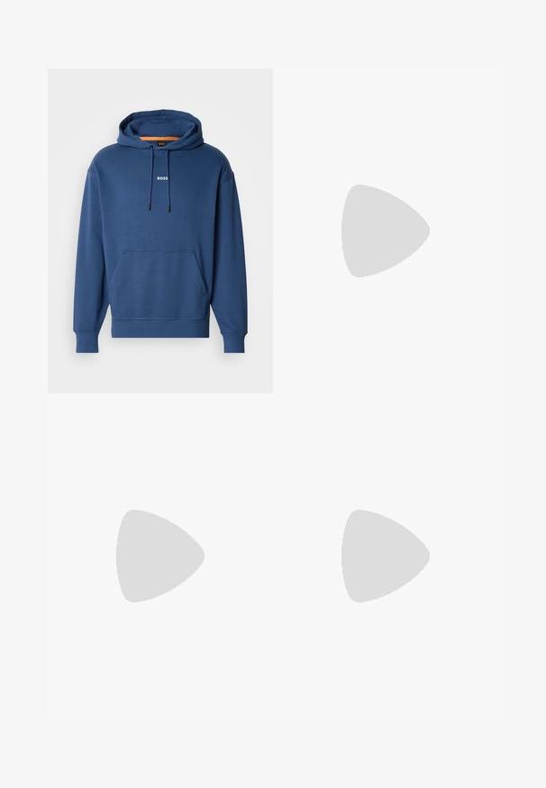 Felpa blu navy realizzata in morbido cotone misto, con tasca a canguro frontale, cappuccio regolabile con cordino e logo bianco "BOSS".; T-shirt nera a maniche corte realizzata in un tessuto morbido, con scollatura rotonda e un logo discreto sul davanti. Il colletto interno presenta un accento arancione.; Pantaloni della tuta neri realizzati in materiale morbido, con vita elastica, coulisse e gambe affusolate. Presenta un piccolo logo sul lato.; Sneaker nera con tomaia in pelle liscia, punta rotonda, lacci piatti, collare imbottito e design minimalista. Suola in gomma con un delicato motivo a rilievo.
