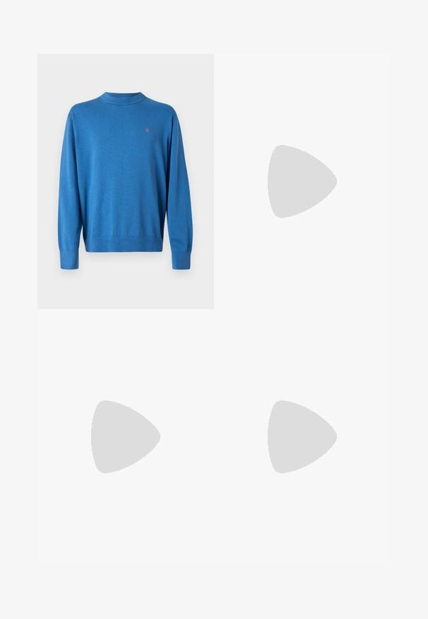 Kék kötött pulóver, kerek nyakkivágással, bordás mandzsettákkal és szegéllyel. A mellkason egy kis piros logó található. Sima textúrájú, könnyű anyagból készült.; Hosszú ujjú fehér pamut ing kerek nyakkivágással, az alján oldalsó hasítékokkal és sima textúrával, hátulról bemutatva.; Világoskék farmernadrág, egyenes szárú fazonnal, öt zsebbel, gombos záródással, minimális kopással és kontrasztos varrással.; Fehér sportcipő sima bőr felső résszel és alacsony profilsal. Kerek orr, hat fűzőlyuk és barázdált gumitalp jellemzi.