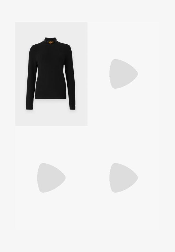 Suéter preto com nervuras, mangas longas, gola alta e um colarinho preto em contraste com um detalhe em metal dourado.; Calças pretas de corte ajustado com um design de perna reta, apresentando uma textura lisa e pregas bem definidas na frente. Sem hardware visível.; Saltos slingback em couro preto com bico fino, apresentando um salto esguio e um detalhe em tom dourado na alça ajustável. Textura suave.; Bolsa de couro preta com um design estruturado, apresentando uma forma cropped, alça superior e detalhes em metal dourado. Inclui uma alça de ombro ajustável.