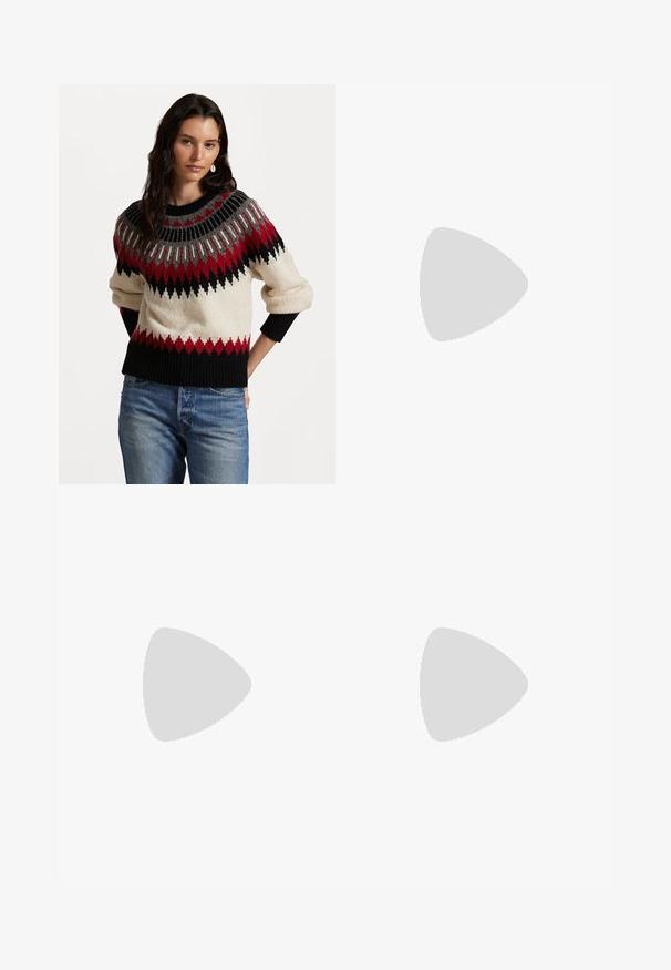 Strickpullover mit cremefarbener Basis, schwarzen und roten geometrischen Mustern sowie einem gerippten Kragen und Bündchen. Weiche Textur mit lockerer Passform.; Schwarze Hose mit geradem Bein, glatter Textur und enganliegendem Bund. Verfügt über Fronttaschen und minimalen Nähdetails.; Schwarze knielange Lederstiefel mit einer quadratischen Spitze und Blockabsatz. Enthält eine Seitennaht und eine dekorative Metallakzent oben.; Schwarze Handtasche mit strukturierten Oberflächen, doppelten Obergriffen und verstellbarem Schultergurt. Mit goldfarbener Hardware und Seitentaschen.